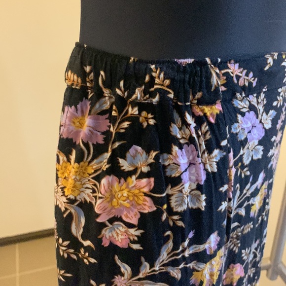 Ghanda floral maxi With buttons down the side,elastic waisted at the back s XS - Picture 4 of 6